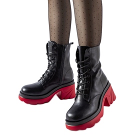 Czarne ocieplane buty na czerwonym słupku Cost