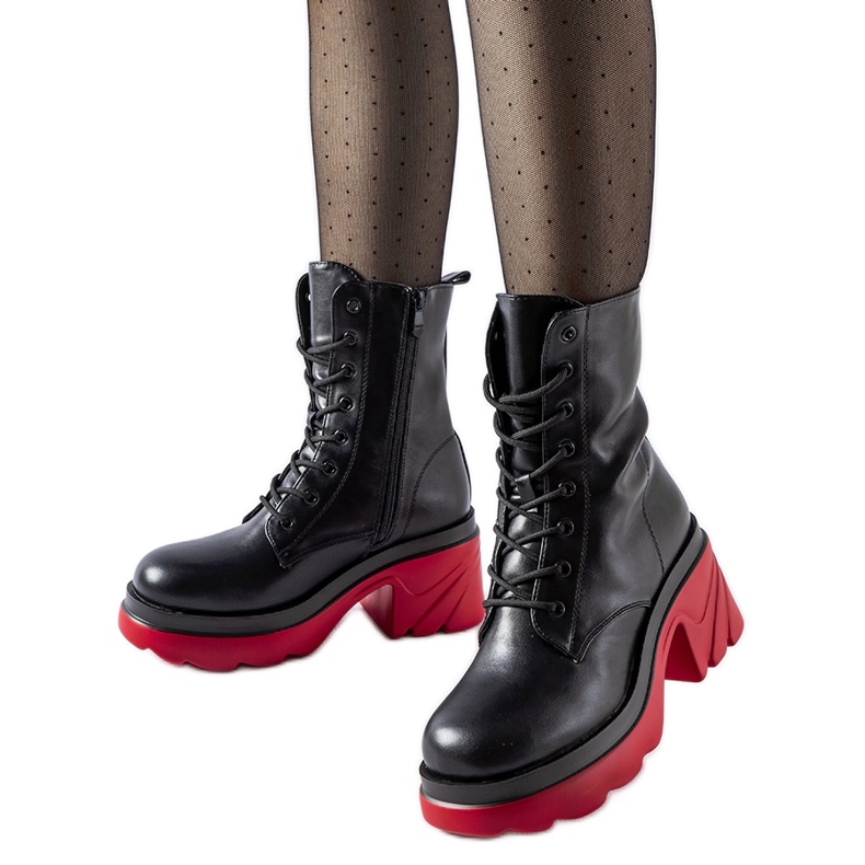 Czarne ocieplane buty na czerwonym słupku Cost