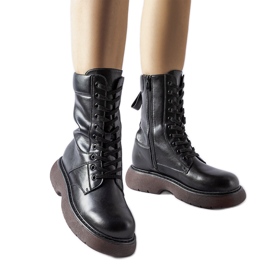 Czarne ocieplane glany z brązową podeszwą Beata