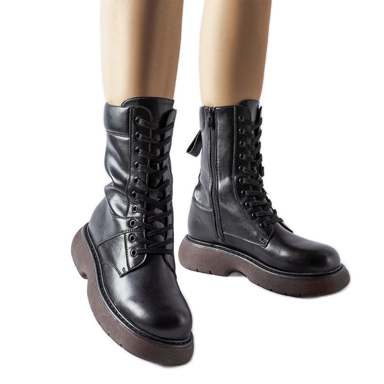 Czarne ocieplane glany z brązową podeszwą Beata