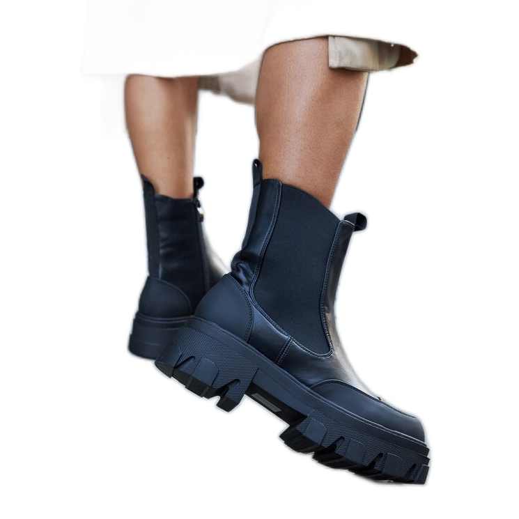 Czerne botki z widocznym bieżnikiem Moriano czarne