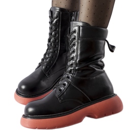 Czarne ocieplane glany z różową podeszwą Beata