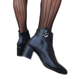 Czarne botki na niskim słupku Aniceto