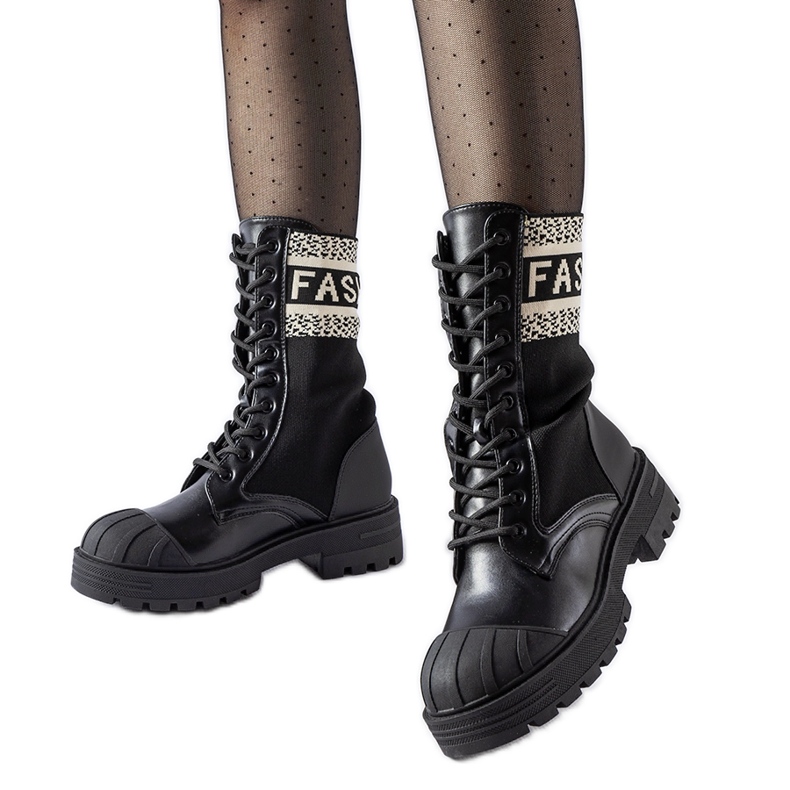 Czarne skarpetowe buty z białym napisem Daria