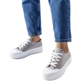 Szare trampki na grubej platformie Fortunata