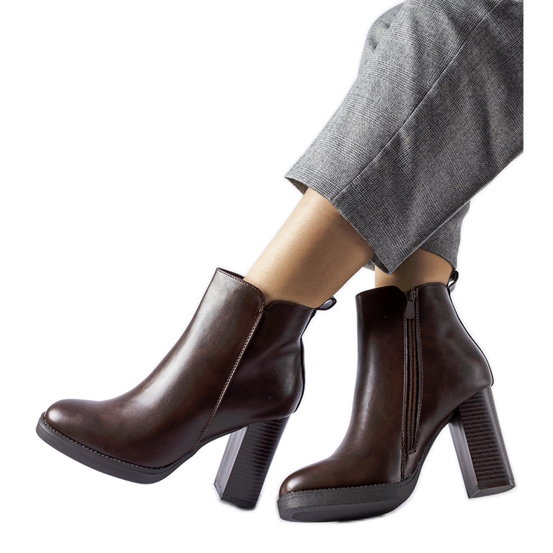 Brązowe ocieplane botki na słupku Sambruson