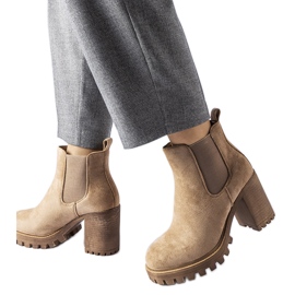 Beżowe botki na masywnym słupku Montelparo beżowy