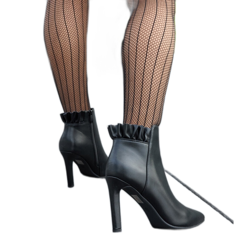 Czarne botki z falbanką na szpilce Roger