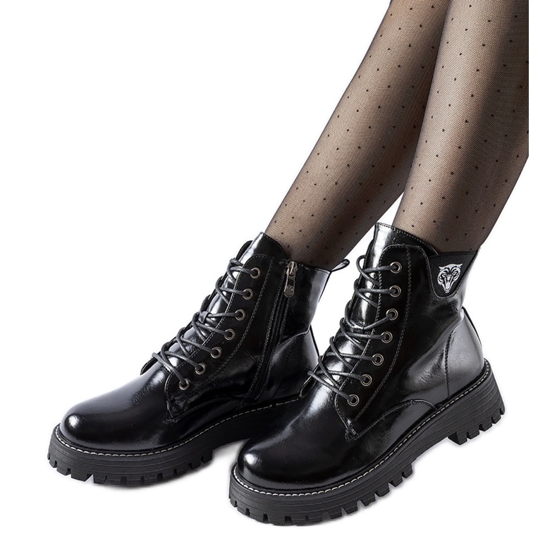 Czarne ocieplane lakierowane workery Bungana