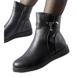 Czarne ocieplane botki z ozdobną zawieszką Nola