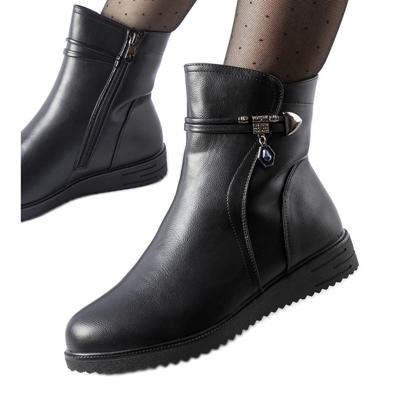 Czarne ocieplane botki z ozdobną zawieszką Nola