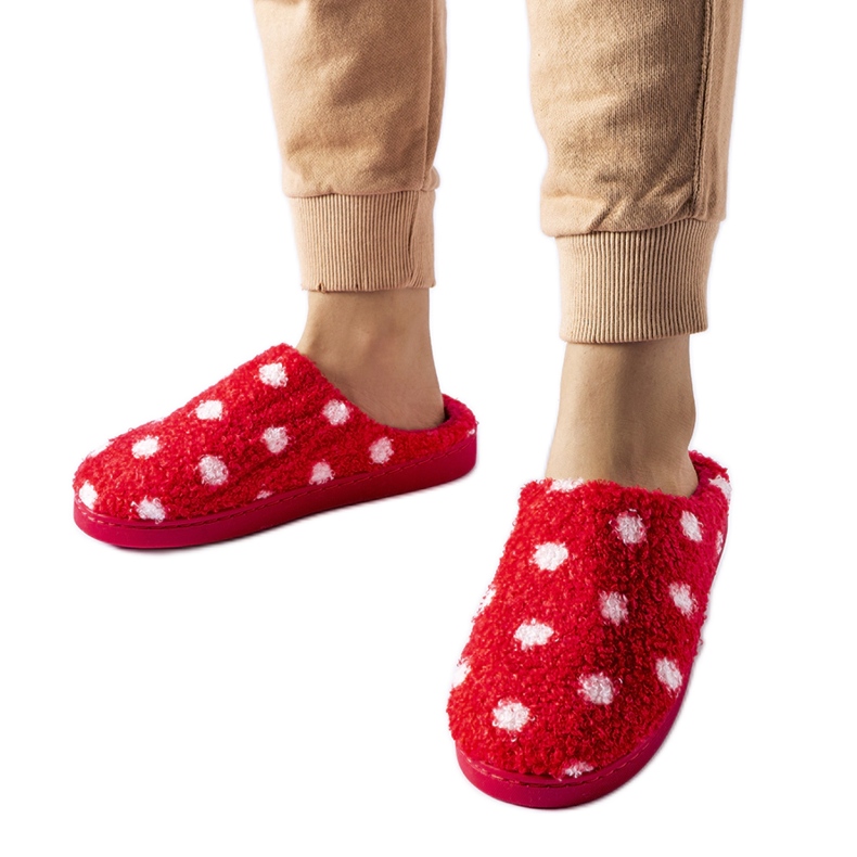 Czerwone ciepłe kapcie w białe kropki Laino
