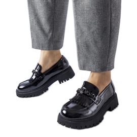 Czarne lakierowane mokasyny z klamerką Agordina