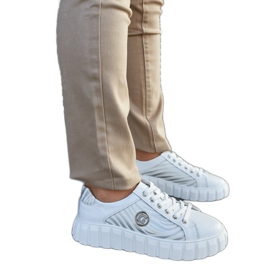 Białe skórzane sneakersy na platformie