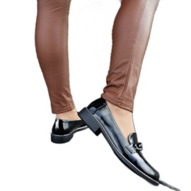 Czarne lakierowane mokasyny z klamerką