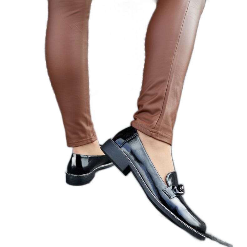 Czarne lakierowane mokasyny z klamerką