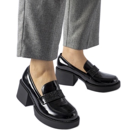 Czarne lakierowane półbuty na słupku Harrisburg