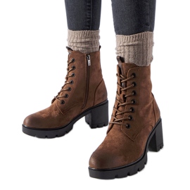 Brązowe zamszowe botki na obcasie Romilda czarne