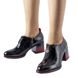 Czarne lakierowane botki na słupku Allyriane