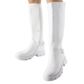 Białe płaskie kozaki z łańcuchem Armand