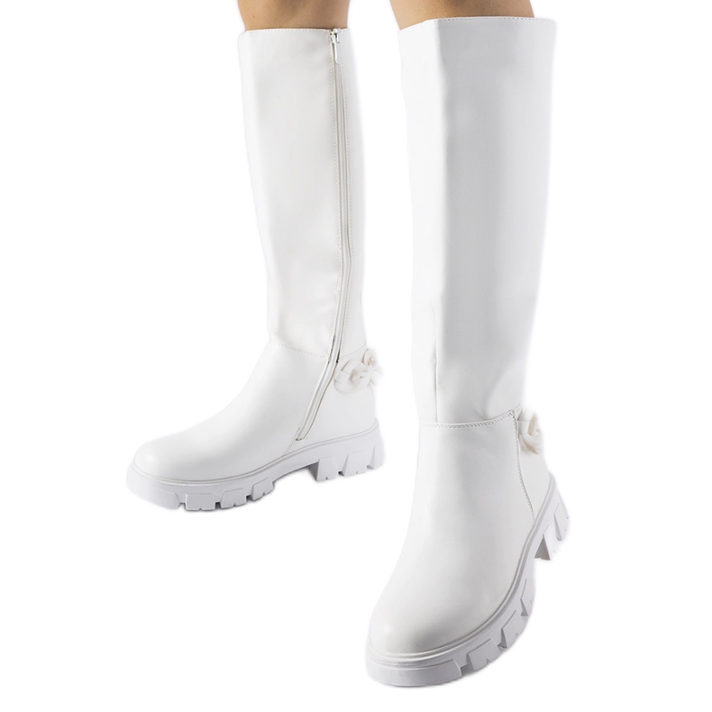 Białe płaskie kozaki z łańcuchem Armand