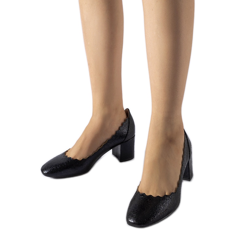 Czarne czółenka na słupku Remanzacco