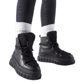 Czarne botki na masywnej platformie Sforza