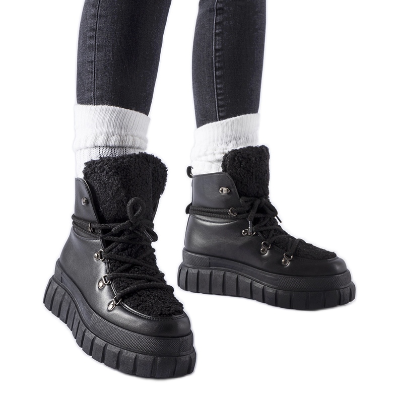 Czarne botki na masywnej platformie Sforza