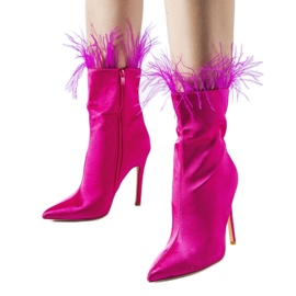 Różowe botki ozdobione piórkami Selvena