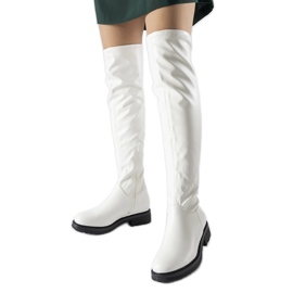 Białe długie kozaki na ciemnej podeszwie Sisson