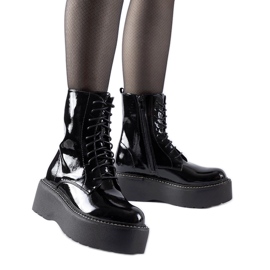 Czarne lakierowane workery na platformie Leos