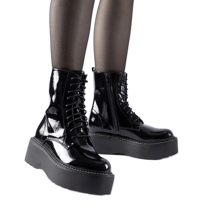 Czarne lakierowane workery na platformie Leos