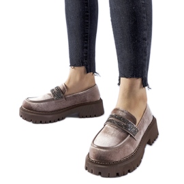 Brązowe mokasyny zdobione cyrkoniami Longuelo beżowy