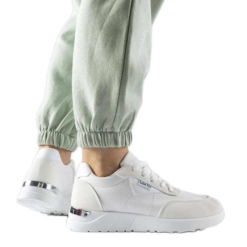 Białe materiałowe sneakersy Geraldino