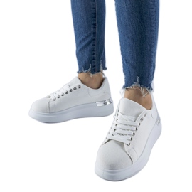 Białe sneakersy na platformie Scuderlando