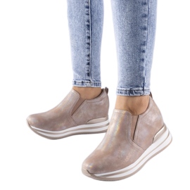 Jasnoróżowe sneakersy na koturnie Alquippa