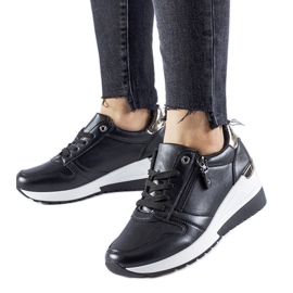 Czarne sneakersy zdobione zamkiem Marietta