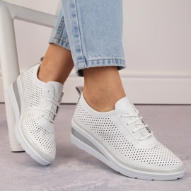 Skórzane półbuty damskie sportowe na koturnie ażurowe białe T.Sokolski W24-150