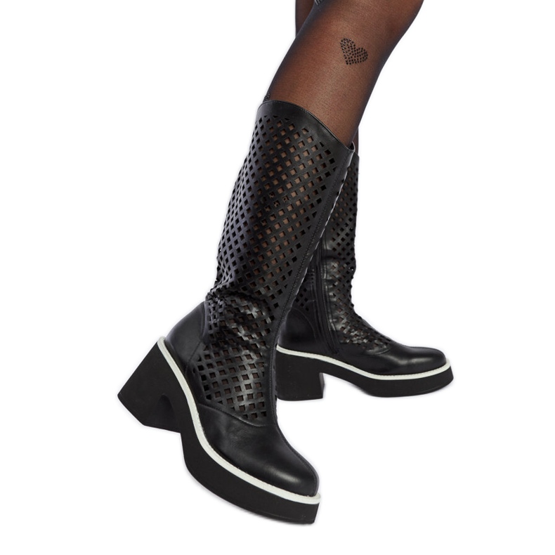 Czarne ażurowe kozaki na słupku Anahola