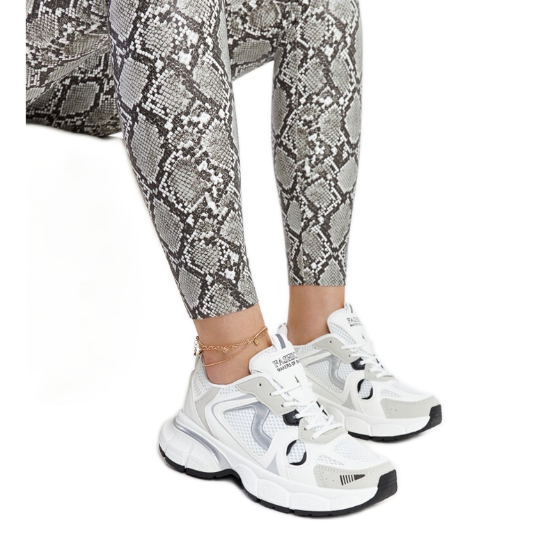 Białe sneakersy na masywnej podeszwie Jakobine