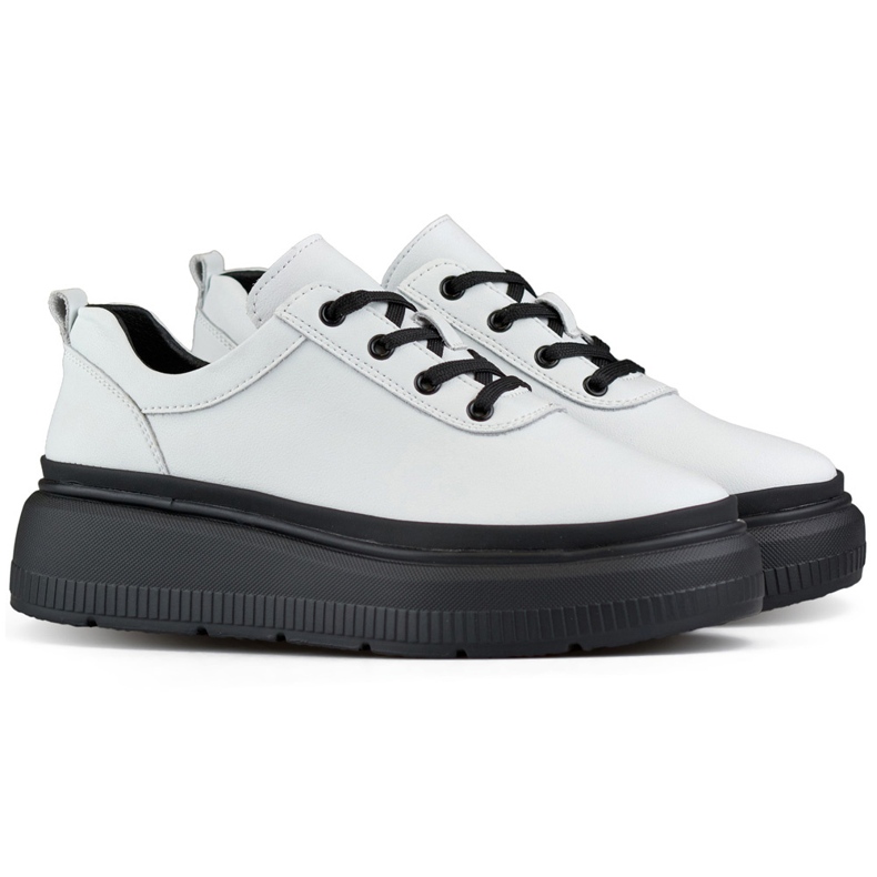 Skórzane białe sneakersy damskie z czarną podeszwą