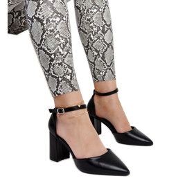 Czarne czółenka na słupku Artje