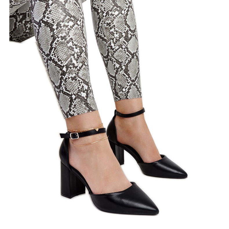 Czarne czółenka na słupku Artje