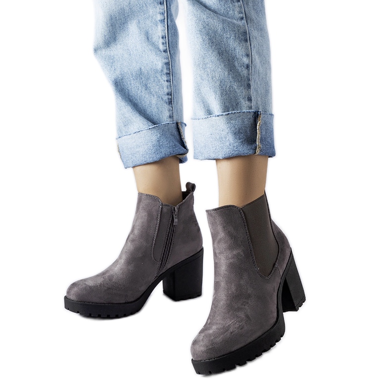 Szare zamszowe botki na obcasie Magnui