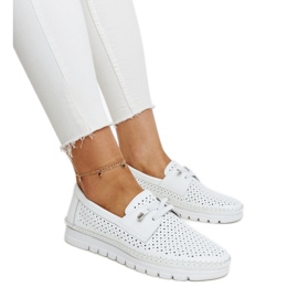 Białe skórzane pólbuty ażurowe Vinceza