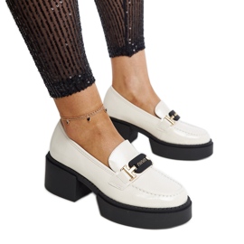 Beżowe półbuty na obcasie lakierowane Vinceza beżowy