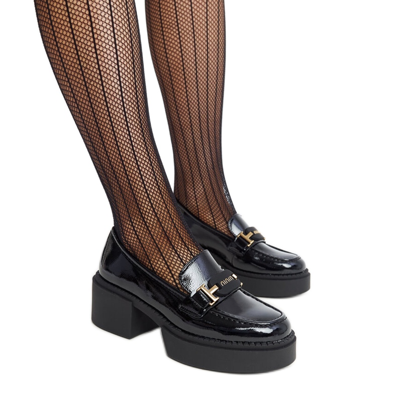 Czarne półbuty na obcasie lakierowane Vinceza