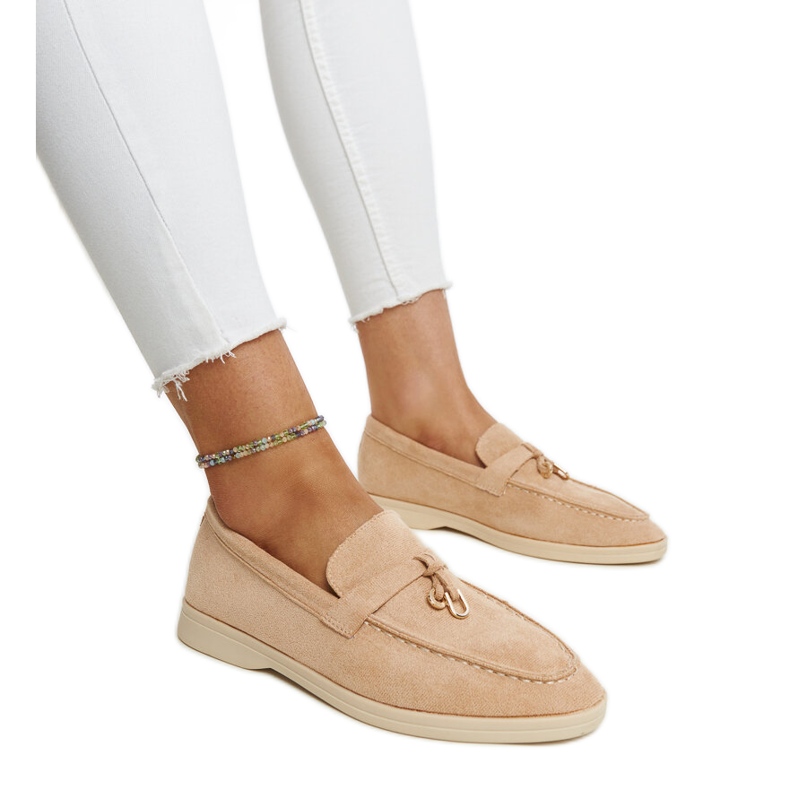 Beżowe mokasyny z metalową zawieszką Fiorano beżowy