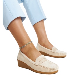 Jasnobeżowe zamszowe mokasyny na koturnie Sakena beżowy