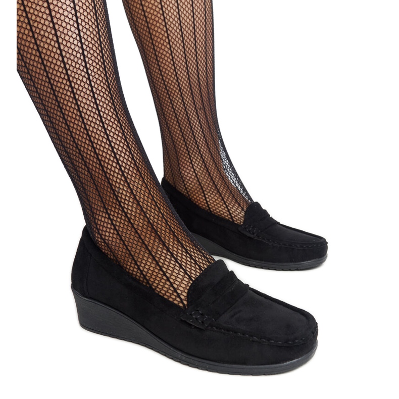 Czarne zamszowe mokasyny na koturnie Sakena